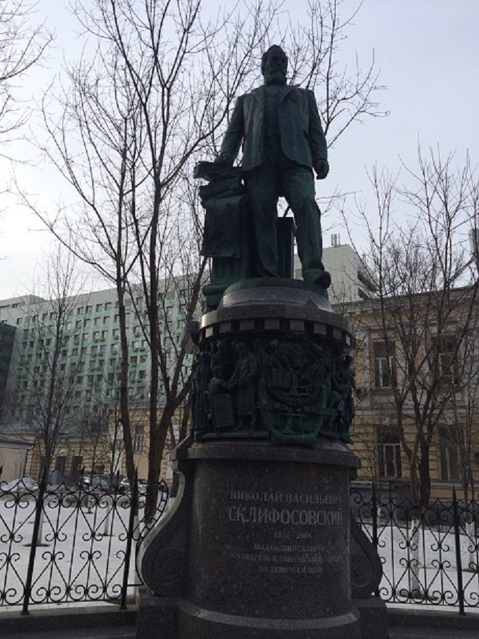 Nikolai Sklifosovsky's moniment, Moscow (1).jpg